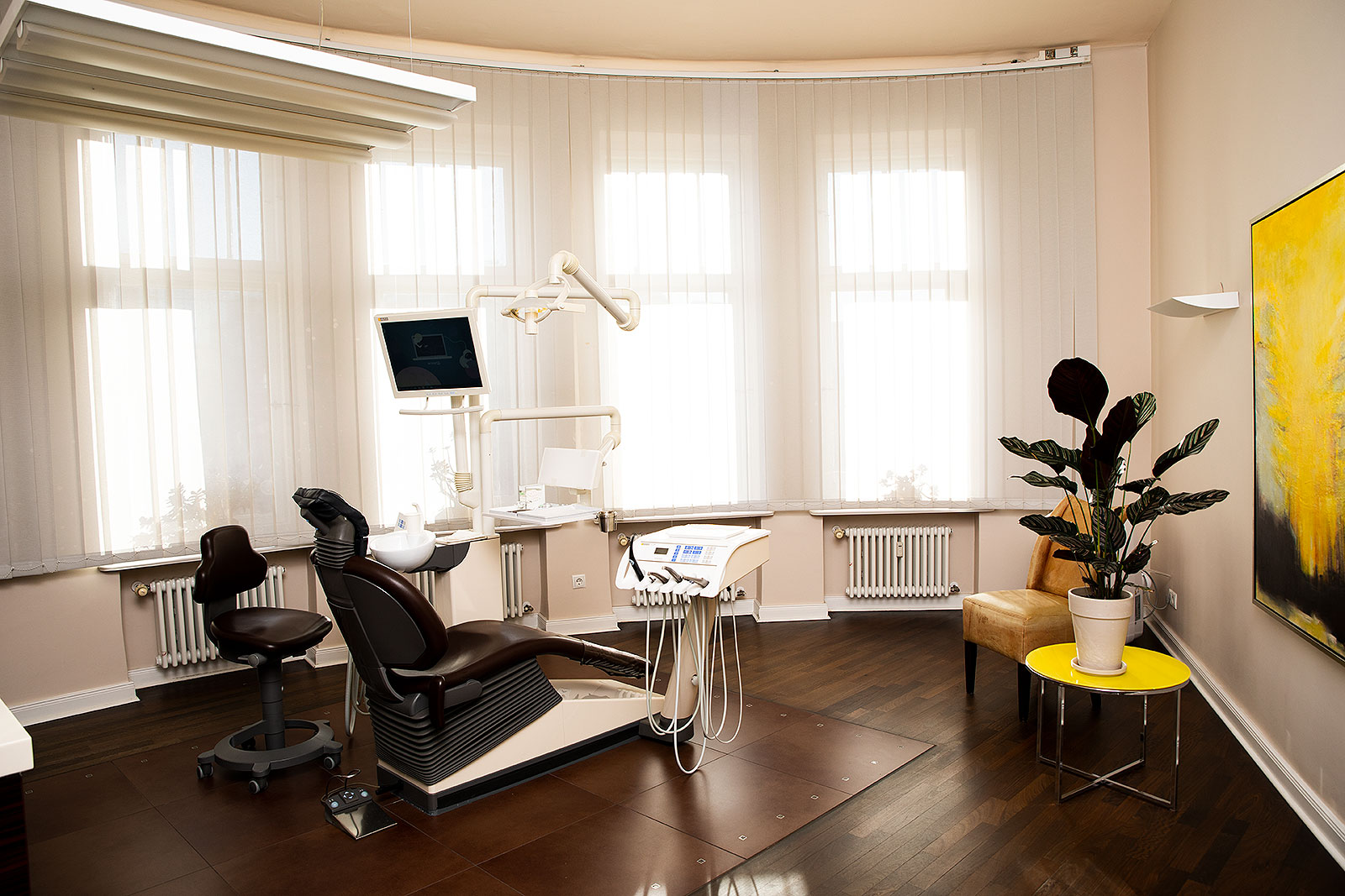 Ein Foto von dem Interieur und Behandlungszimmer aus der Zahnarztpraxis Alevizacos