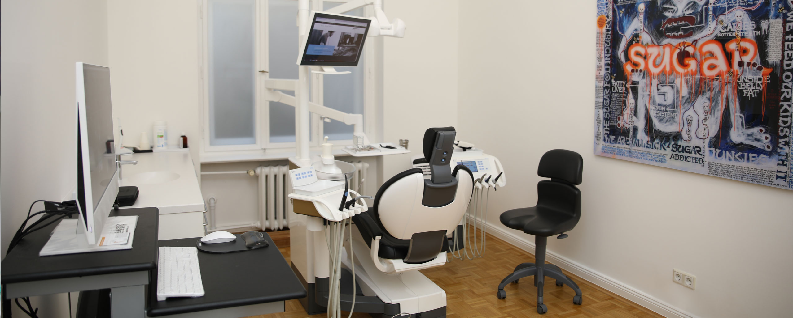 Ein Foto von dem Interieur und Behandlungszimmer aus der Zahnarztpraxis Alevizacos