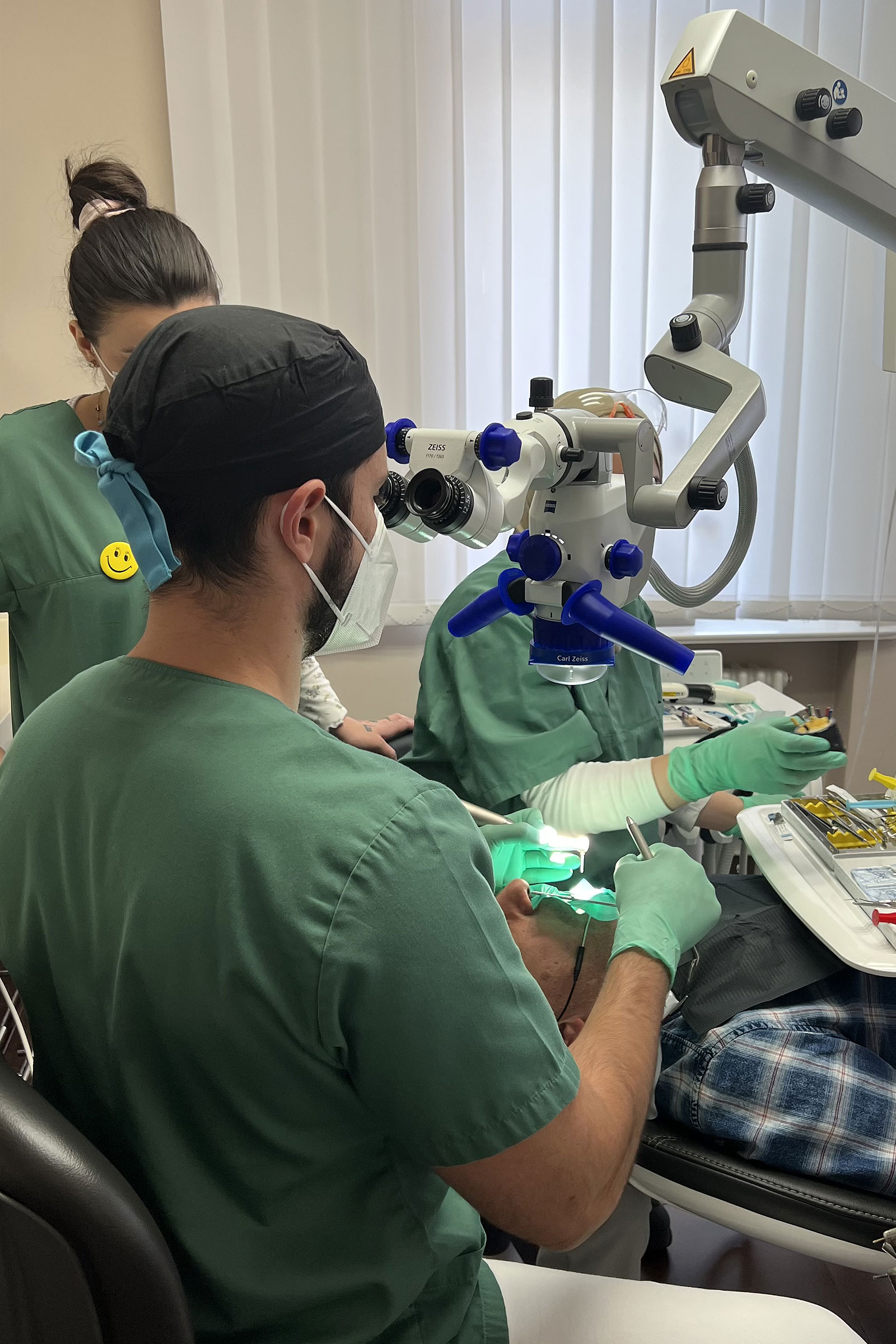 Neues OP-Mikroskop in der Zahnarztpraxis Berlin Alevizakos Ass.-Prof. Dr. med. dent. Vasilios