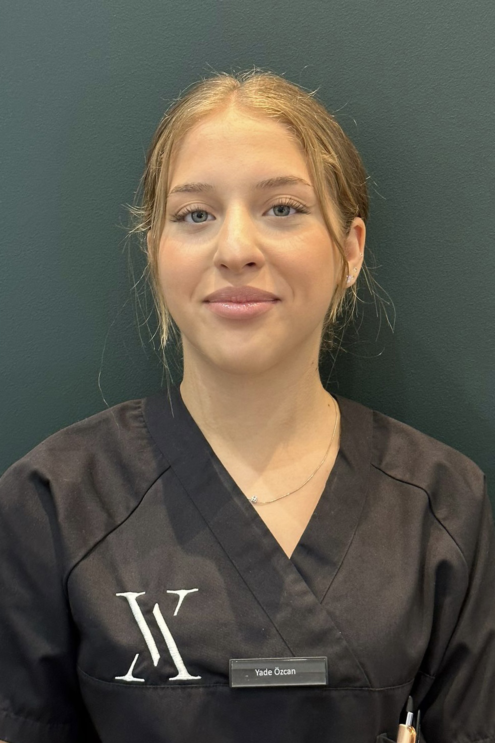 Frau Yade Özcan Auszubildende in der Zahnarztpraxis Berlin Charlottenburg Alevizakos